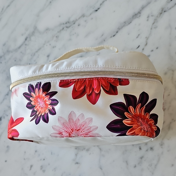 Clarins Handbags - 🌸HP🌸Clarins Limited Edition Travel/Makeup Floral Print Case NWOT